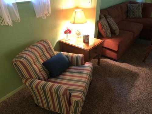 sala de estar con sofá y mesa en Rustic BEACH FRONT Basement Apt, Pet Friendly Wi-Fi apts en North Camellia Acres