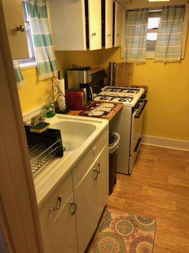 Η κουζίνα ή μικρή κουζίνα στο Rustic BEACH FRONT Basement Apt, Pet Friendly Wi-Fi apts