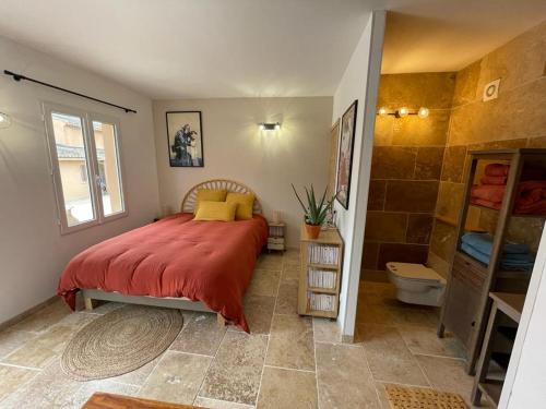 um quarto com uma cama, um chuveiro e um WC em Les micocouliers em Lagnes