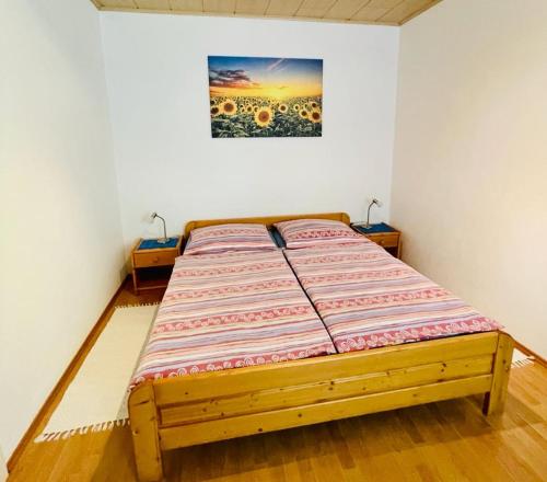 新錫德勒湖畔普巴赫的住宿－Ferienwohnung Rosenauer，一间卧室配有床,床上装有被子