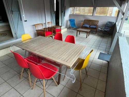 una mesa de madera y sillas en una habitación en Ti Caz de Ness, en Saint-Leu