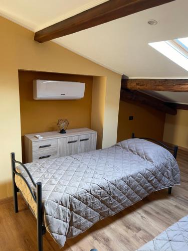 um quarto com uma cama e um tecto abobadado em Villa Victoria em Lierna