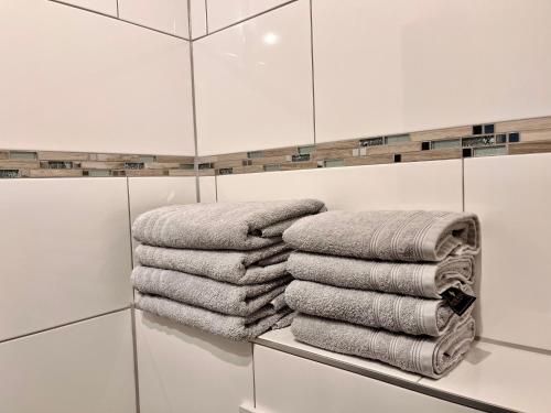 un montón de toallas en un estante en un baño en Big family apartment in Bamberg, en Bamberg