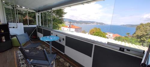Habitación con balcón con vistas al agua. en Tarabya Family Suıt Boğaziçi, en Estambul