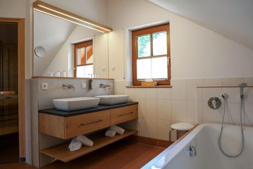 een badkamer met 2 wastafels en een bad bij Schwarzwald Chalets in Freudenstadt