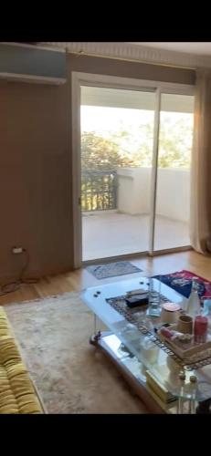 uma sala de estar com uma mesa de centro em frente a uma janela em Superbe Villa au bord de la mer. em Tamaris