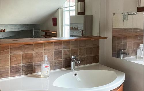 um lavatório de casa de banho com uma garrafa de sabão no balcão em Gorgeous Apartment In Bors With Wifi em Borås