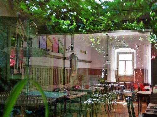 a dining room with tables and chairs and a window at Weinbar & Gästehaus Himmelstoss in Dettelbach