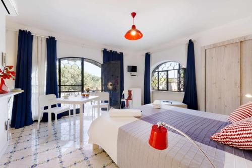 - une chambre avec un grand lit et une salle à manger dans l'établissement Villa Fratta Rooms peace of mind, à Sorrente