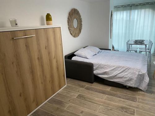 Studio rénové 200 m de la plage avec parking privé photo 23