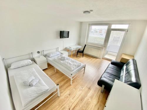 sala de estar con 2 camas y sofá en Voll ausgestattete 3-Zimmer-Wohnung bei den Designer Outlets,VW, Autostadt & HBF, en Wolfsburg