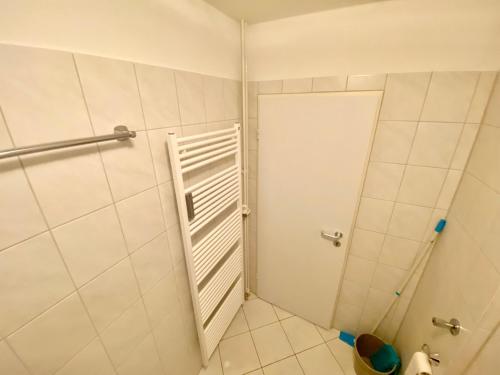 baño con ducha y puerta blanca en Voll ausgestattete 3-Zimmer-Wohnung bei den Designer Outlets,VW, Autostadt & HBF, en Wolfsburg