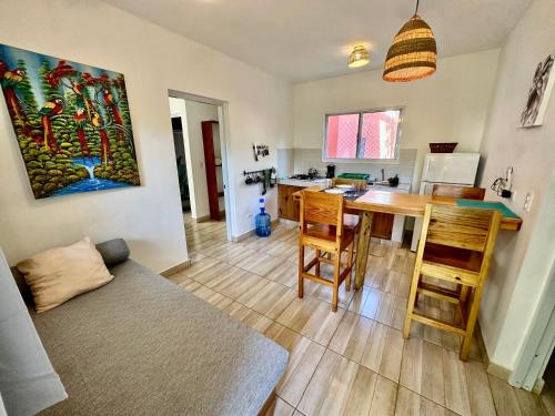 een woonkamer met een tafel en een keuken bij Kite House Cabarete across Kite Beach in Cabarete