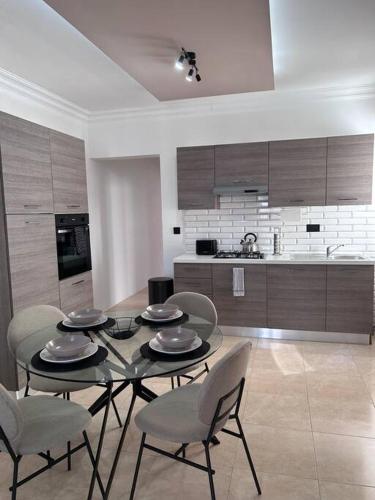 A cozinha ou cozinha compacta de Cosy two bedroom apartment.