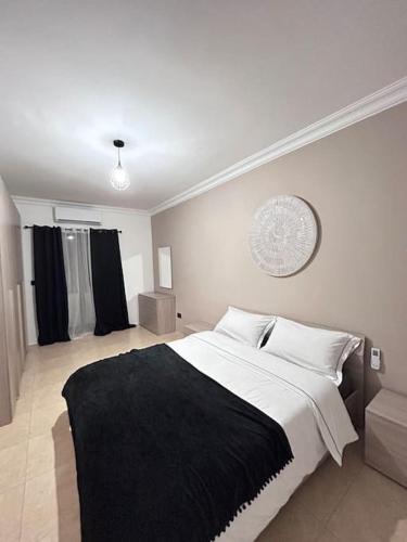 Una cama o camas en una habitación de Cosy two bedroom apartment.
