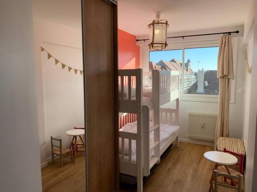 Habitación pequeña con 2 literas y ventana en Le Touquet : Appt 4 pers face mer, en Le Touquet-Paris-Plage