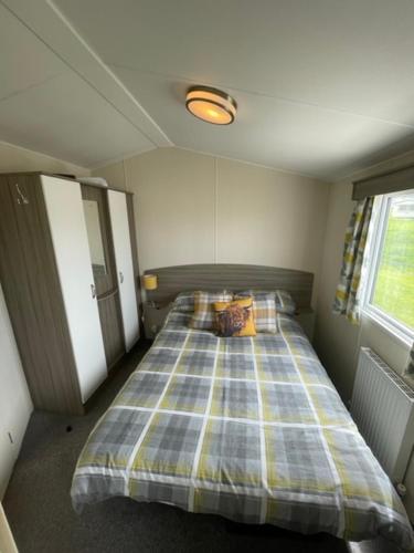 1 dormitorio con 1 cama en una habitación pequeña en Atlas By The Sea - Craig Tara, Ayr en Ayr