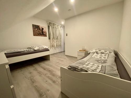 Habitación blanca con cama y ventana en Dahoam, en Salzweg