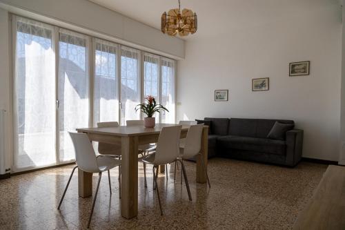 jadalnia ze stołem, krzesłami i kanapą w obiekcie Casa Margherita Bellagio w mieście Bellagio