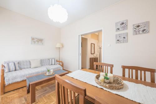 uma sala de estar com uma mesa e um sofá em Spacious Cozy Apartment in Athens em Atenas