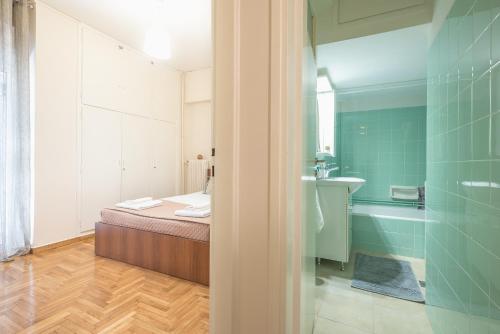 um pequeno quarto com uma cama e uma casa de banho em Spacious Cozy Apartment in Athens em Atenas