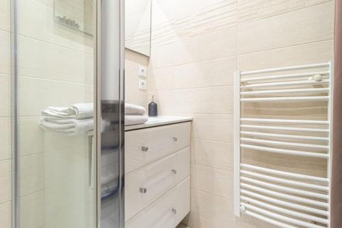 baño con ducha y puerta de cristal en ZenBNB / L'Exploreur / 2 Min. Tram / Centre-Ville, en Annemasse