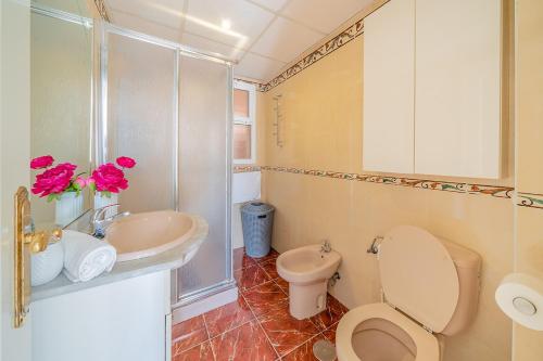 un bagno con un water e un lavandino di Rooftop pool Fuengirola by Costarentals - Ref 32 a San Francisco