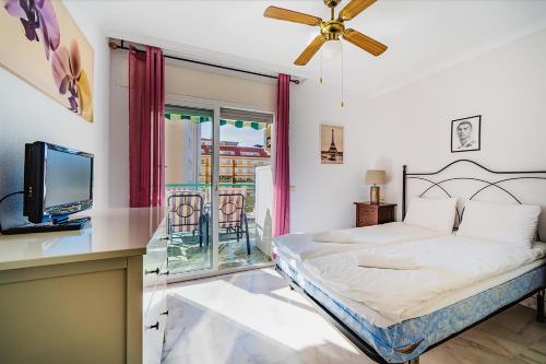 una camera con letto, TV e balcone di Rooftop pool Fuengirola by Costarentals - Ref 32 a San Francisco