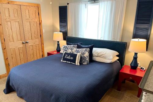 En eller flere senge i et værelse på Whitesands North Cozy duplex within walking distance of the beach