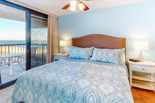 - une chambre avec un lit et une vue sur l'océan dans l'établissement Sea Watch 803, à Ocean City