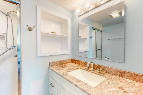 La salle de bains est pourvue d'un lavabo et d'un miroir. dans l'établissement Sea Watch 803, à Ocean City