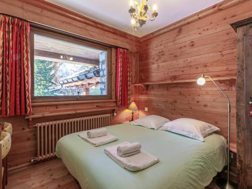 a bedroom with a bed with two towels on it at Appartement Val-d'Isère, 2 pièces, 6 personnes - FR-1-694-134 in Val-d'Isère