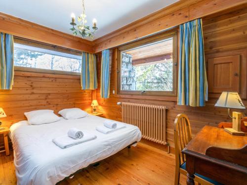 a bedroom with a bed and a desk and windows at Appartement Val-d'Isère, 3 pièces, 8 personnes - FR-1-694-122 in Val-d'Isère
