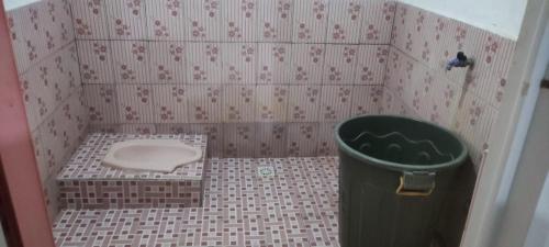 - une petite salle de bains pourvue de toilettes et d'une poubelle dans l'établissement Homestay H mamun, à Cilowa