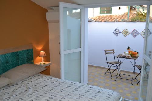 1 dormitorio con 1 cama y 1 mesa con silla en Un Tetto Di Stelle Deluxe Home, en Salerno