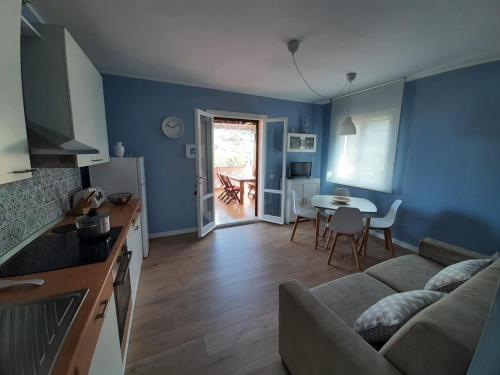 een woonkamer met een bank en een tafel bij Appartamento a due passi dal mare in Nisporto