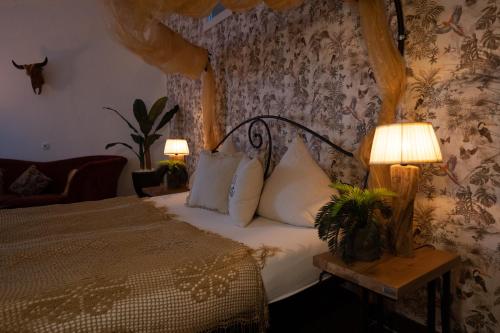 um quarto com uma cama e duas lâmpadas sobre uma mesa em Ferienwohnung Time out em Vreden