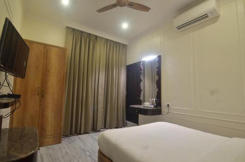 HOTEL RIO BENARASにあるテレビまたはエンターテインメントセンター