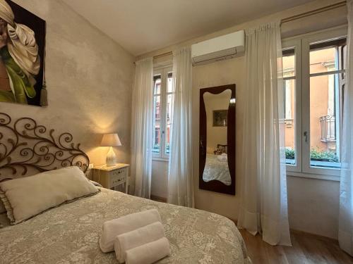 una camera con un letto e un grande specchio di SOFIA ROOMs a Verona