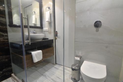 HOTEL RIO BENARASにあるバスルーム