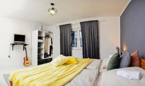 Un dormitorio con una cama y una guitarra. en Stela1 en Drvar