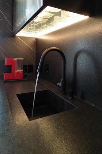 um lavatório com uma torneira numa cozinha em Apartamento Vert808 em Lajeado