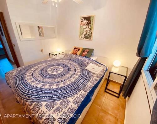 two people laying on a bed in a room at Apartament Hola Cabo Roig in Orihuela