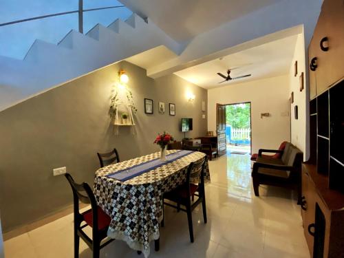a dining room with a table and chairs at Pinto Holiday Villas in Sangolda