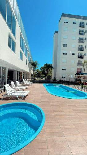 uma piscina em frente a um edifício em Apartamento Vert808 em Lajeado