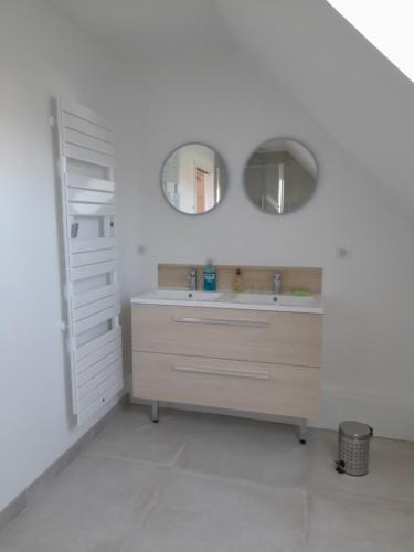 ein Bad mit einem Waschbecken und 2 Spiegeln in der Unterkunft La Clé de Line in Saint-Aubin-sur-Mer