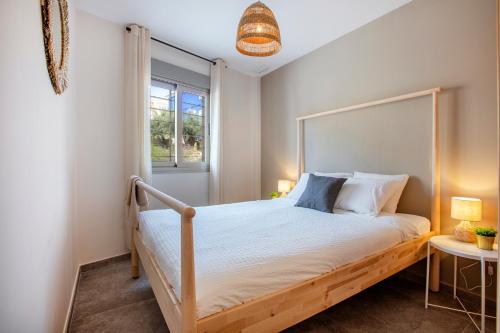 een slaapkamer met een bed en een raam bij Apartamento en Bolnuevo in Bolnuevo