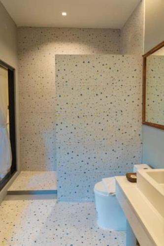 Ένα μπάνιο στο 233Poshtel