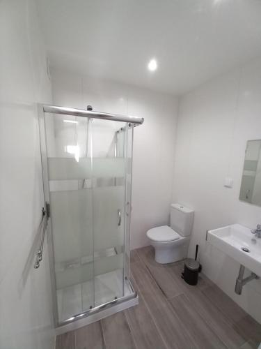 y baño con ducha, aseo y lavamanos. en My beach's Apartments Nascente, en Nazaré