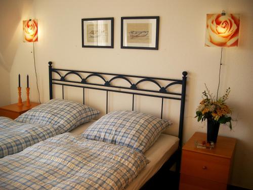 - une chambre avec 2 lits et 2 photos sur le mur dans l'établissement Ferienwohnung Seestern, à Vitte